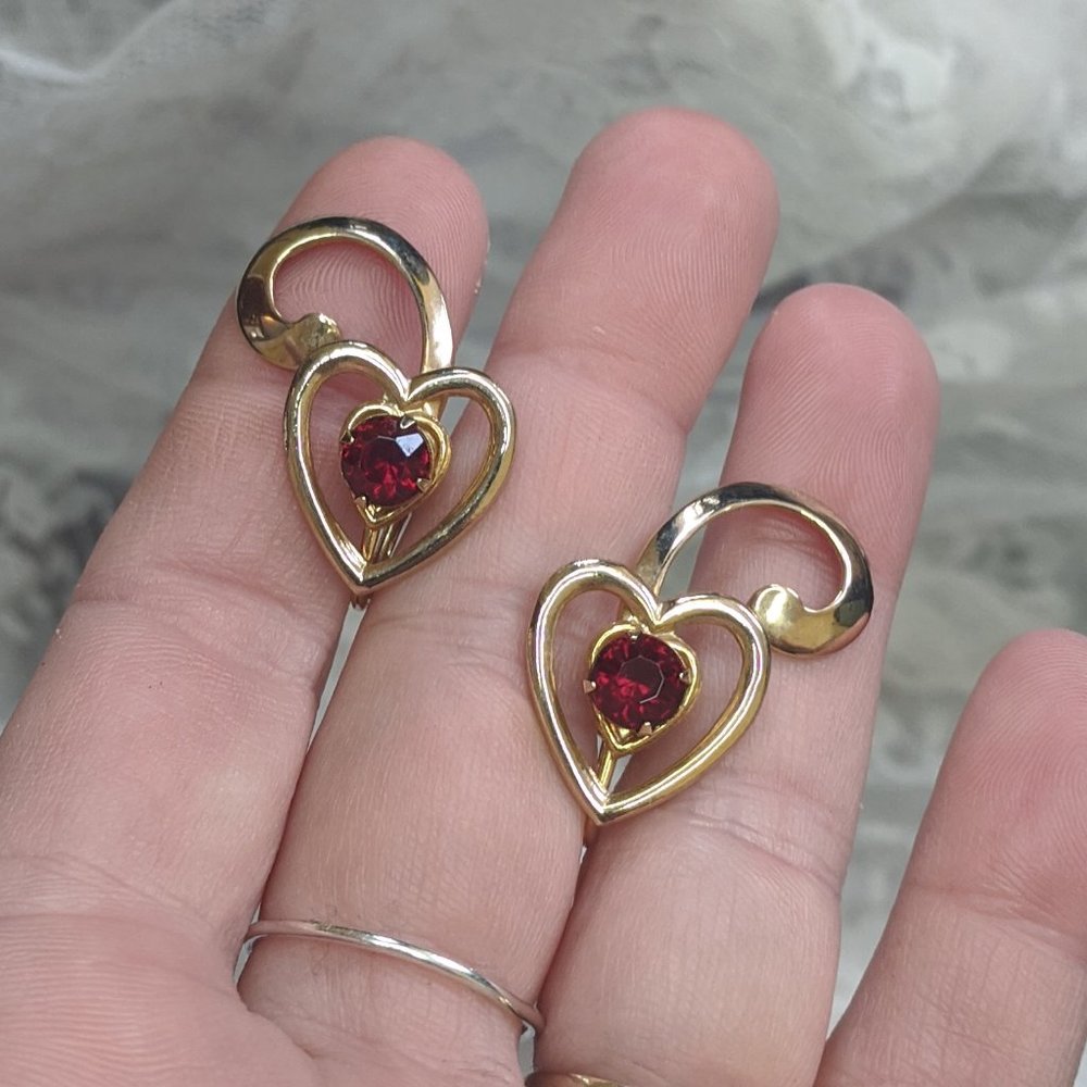 VTG red rhinestone swirly heart goldtone earrings